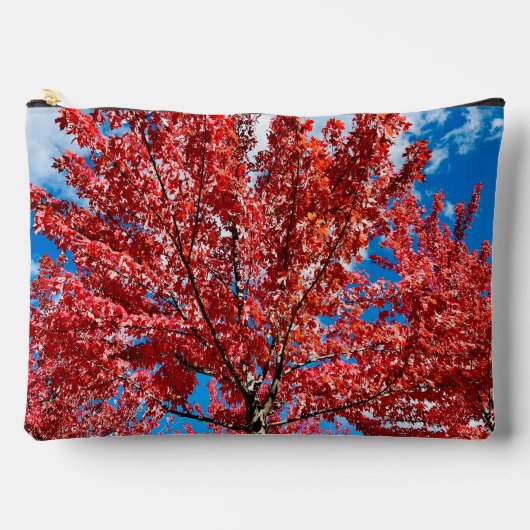 Roter Blätterbaum im Herbst Zubehörtasche (Vorderseite)