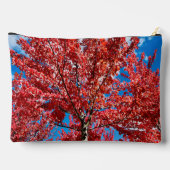 Roter Blätterbaum im Herbst Zubehörtasche (Rückseite)