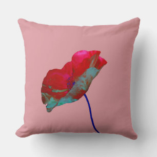 Roter Blaumohn auf warmen rosa Kissen