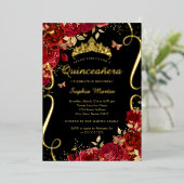 Roter Blütenschmetterling Elegantes Gold Quinceane Folieneinladung (Stehend vorne)