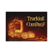 Roter brennender LKW in den Feuer-Flammen