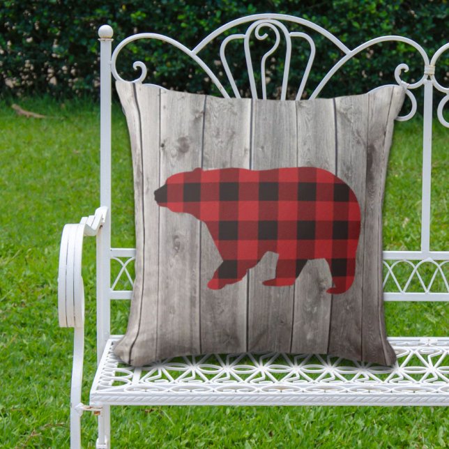 Roter Büffel karierter Bär aus rustikalem Wald Kissen (rustic woodland barn wood red buffalo plaid bear outdoor pillow)