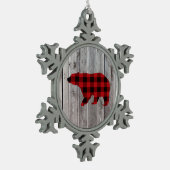 Roter Büffel karierter Bär aus rustikalem Wald Schneeflocken Zinn-Ornament (Links)