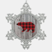 Roter Büffel karierter Bär aus rustikalem Wald Schneeflocken Zinn-Ornament (Vorderseite)