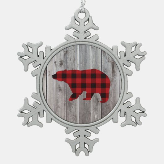 Roter Büffel karierter Bär aus rustikalem Wald Schneeflocken Zinn-Ornament (Vorderseite)