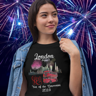 Roter Bus Coronation 2023 Feuerwerk in London skys T-Shirt