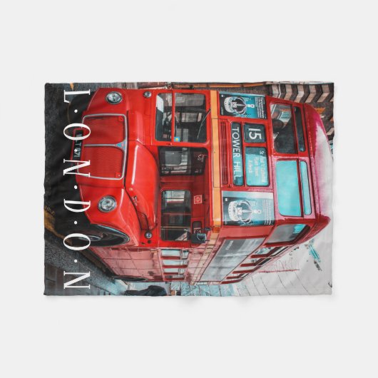 Roter Bus in der belebten Straße, weißer Text Fleecedecke (Vorderseite (Horizontal))