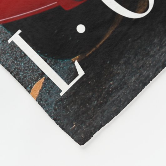 Roter Bus in der belebten Straße, weißer Text Fleecedecke (Ecke)