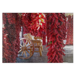Roter Chile Pepper Ristra auf Glasspanplatte Schneidebrett