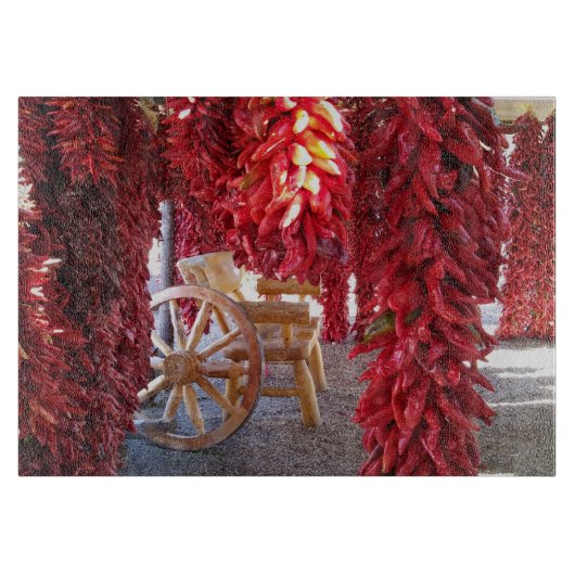 Roter Chile Pepper Ristra auf Glasspanplatte Schneidebrett (Vorderseite)