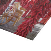 Roter Chile Pepper Ristra auf Glasspanplatte Schneidebrett (Ecke)