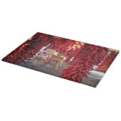 Roter Chile Pepper Ristra auf Glasspanplatte Schneidebrett (Ecke)