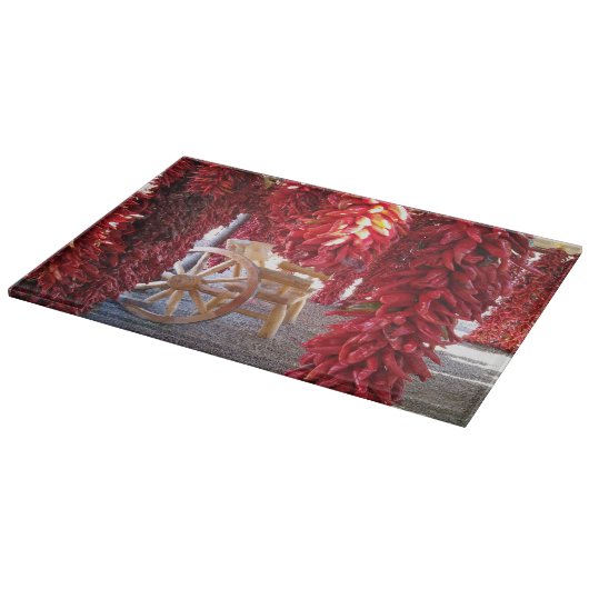 Roter Chile Pepper Ristra auf Glasspanplatte Schneidebrett (Ecke)