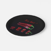 Roter Chili auf schwarzem Foto mit Text Pappteller (Schrägansicht)