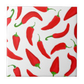 Roter Chili Paprikaschoten auf Weiß Fliese (Vorderseite)