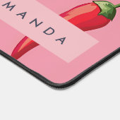 Roter Chili Pepper-Muster auf rosa Hintergrund Schreibtischunterlage (Ecke)