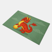 Roter chinesischer Drache auf Grün Fußmatte (Schrägansicht)