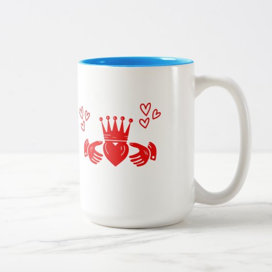Roter Claddagh-Ring-Kaffeebecher Zweifarbige Tasse (Rechts)