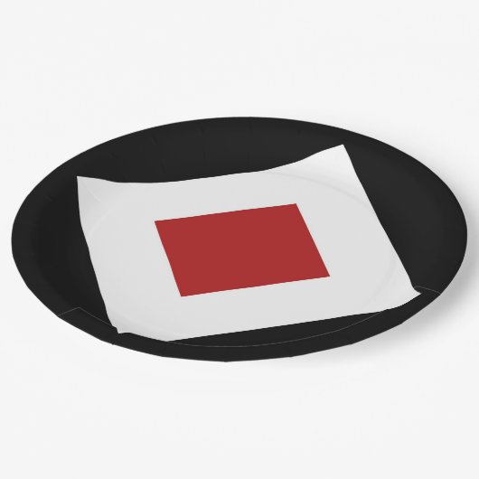 Roter Diamant, kühne weiße Grenze auf Schwarz Pappteller (Schrägansicht)