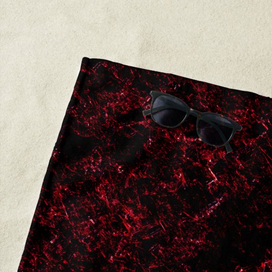 Roter, dicker Schwamm auf dunkelrotem Hintergrund Strandtuch (Beispiel)