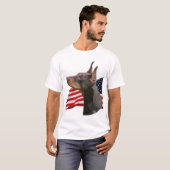 Roter DobermannPinscherkopf mit Flagge T-Shirt (Vorne ganz)