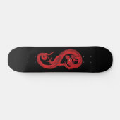 Roter Drache auf Schwarzem Skateboard (Horizontal)