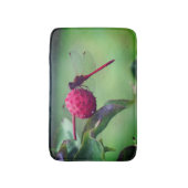 Roter Dragonfly auf Dogwood Frucht Nah Badematte (Vorderseite Vertikal)