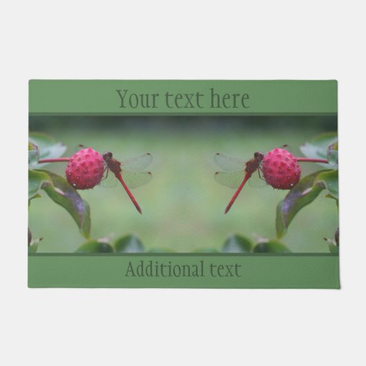 Roter Dragonfly auf Dogwood Frucht Personalisiert Fußmatte (Vorderseite)