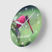 Roter Dragonfly auf Dogwood Frucht Personalisiert Runde Wanduhr (Winkel)