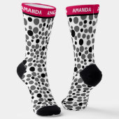 Roter Erbsenretro auf weißem Hintergrund Socken (Gewinkelt)