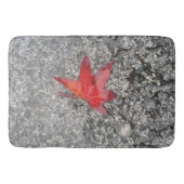 Roter Fall in Regen auf grauer, strukturierter Str Badematte (Vorderseite)