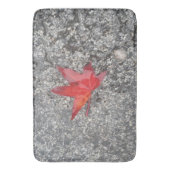 Roter Fall in Regen auf grauer, strukturierter Str Badematte (Vorderseite Vertikal)