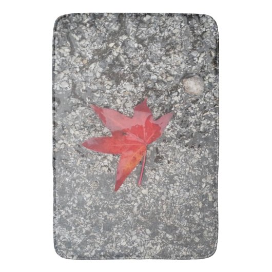 Roter Fall in Regen auf grauer, strukturierter Str Badematte (Vorderseite Vertikal)