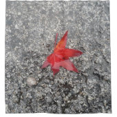 Roter Fall in Regen auf grauer, strukturierter Str Duschvorhang (Vorderseite)