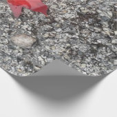 Roter Fall in Regen auf grauer, strukturierter Str Geschenkpapier (Ecke)