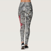 Roter Fall in Regen auf grauer, strukturierter Str Leggings (Rückseite)