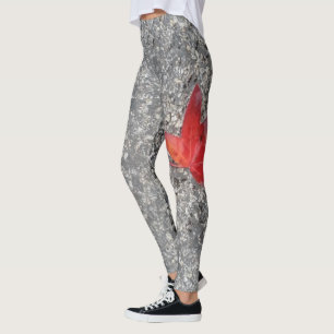 Roter Fall in Regen auf grauer, strukturierter Str Leggings