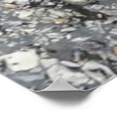 Roter Fall in Regen auf grauer, strukturierter Str Poster (Ecke)