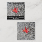 Roter Fall in Regen auf grauer, strukturierter Str Quadratische Visitenkarte (Vorne/Hinten)