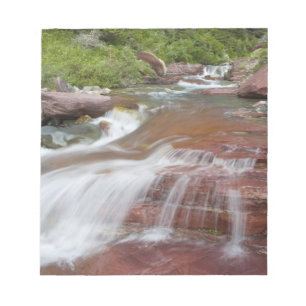 Roter Felsen im Baring Creek im Glacier National Notizblock