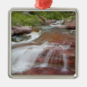 Roter Felsen im Baring Creek im Glacier National Ornament Aus Metall