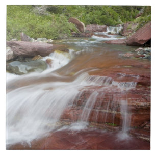 Roter Felsen in Baring Creek im Glacier National Fliese