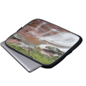 Roter Felsen in Baring Creek im Glacier National Laptopschutzhülle (Vorne Knopf)