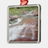 Roter Felsen in Baring Creek im Glacier National Ornament Aus Metall (Links)