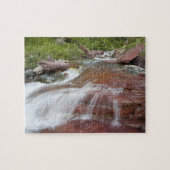 Roter Felsen in Baring Creek im Glacier National Puzzle (Horizontal)