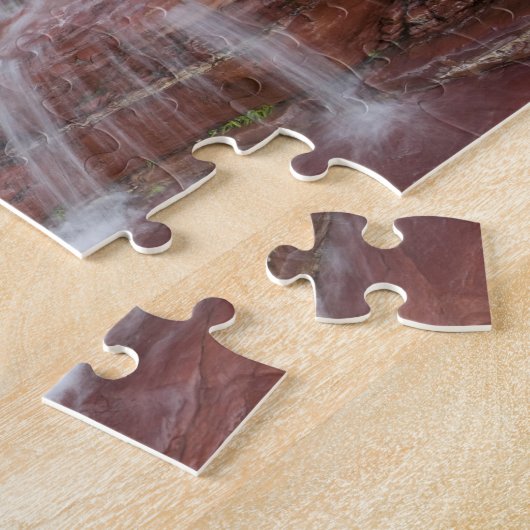 Roter Felsen in Baring Creek im Glacier National Puzzle (Seite)