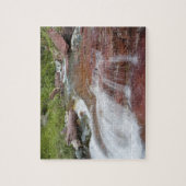 Roter Felsen in Baring Creek im Glacier National Puzzle (Vertikal)