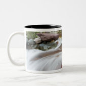 Roter Felsen in Baring Creek im Glacier National Zweifarbige Tasse (Links)