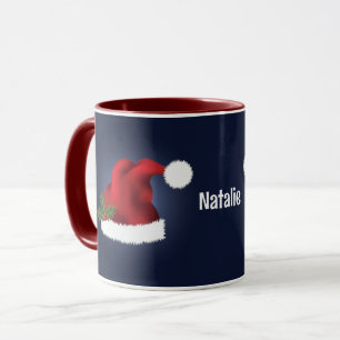 Roter festlicher Weihnachtsmannhut auf Blau mit in Tasse
