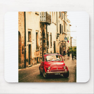 Roter Fiat 500, Cinquecento, in Umbrien, Italien Mousepad